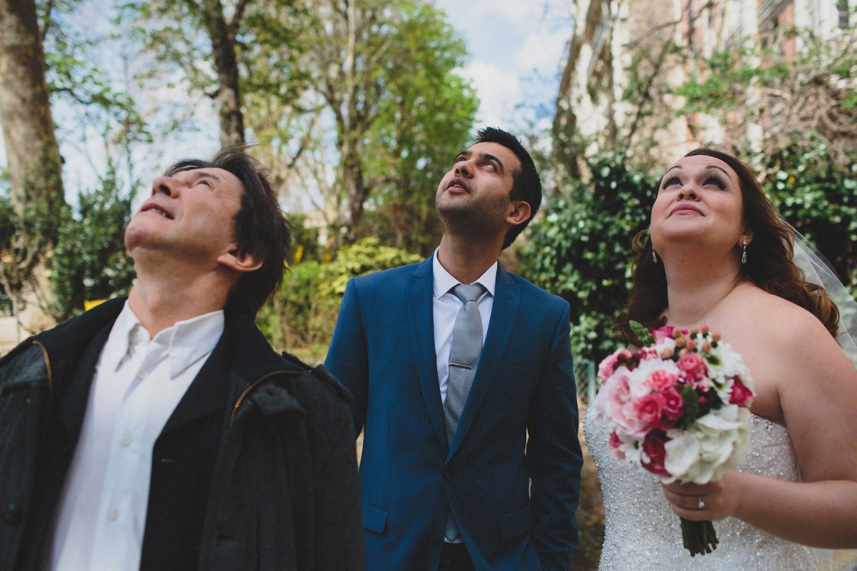 bride-groom-look-at-eiffel-tower