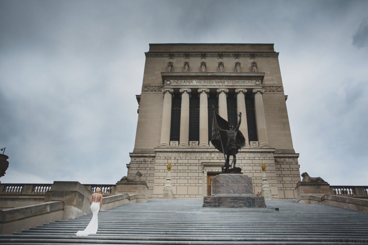 indianapolis-bride-walking-monument