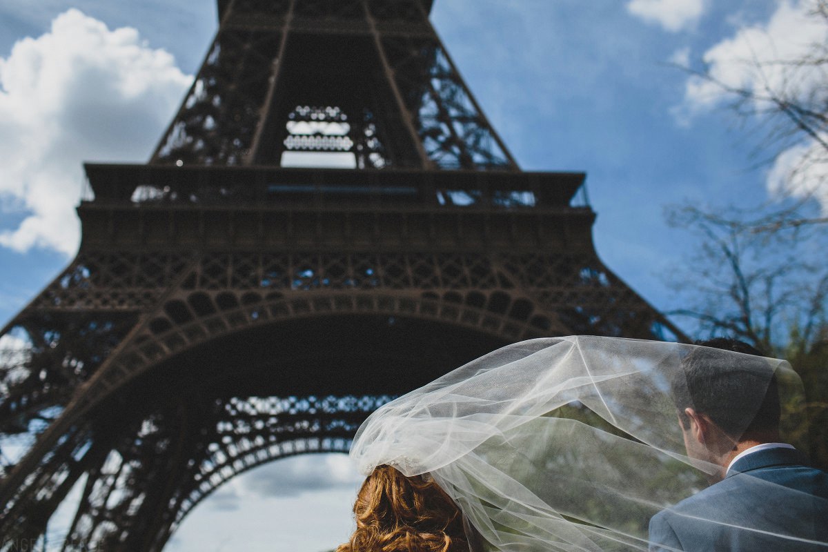 paris-brides-veil-blowing-eiffel-tower