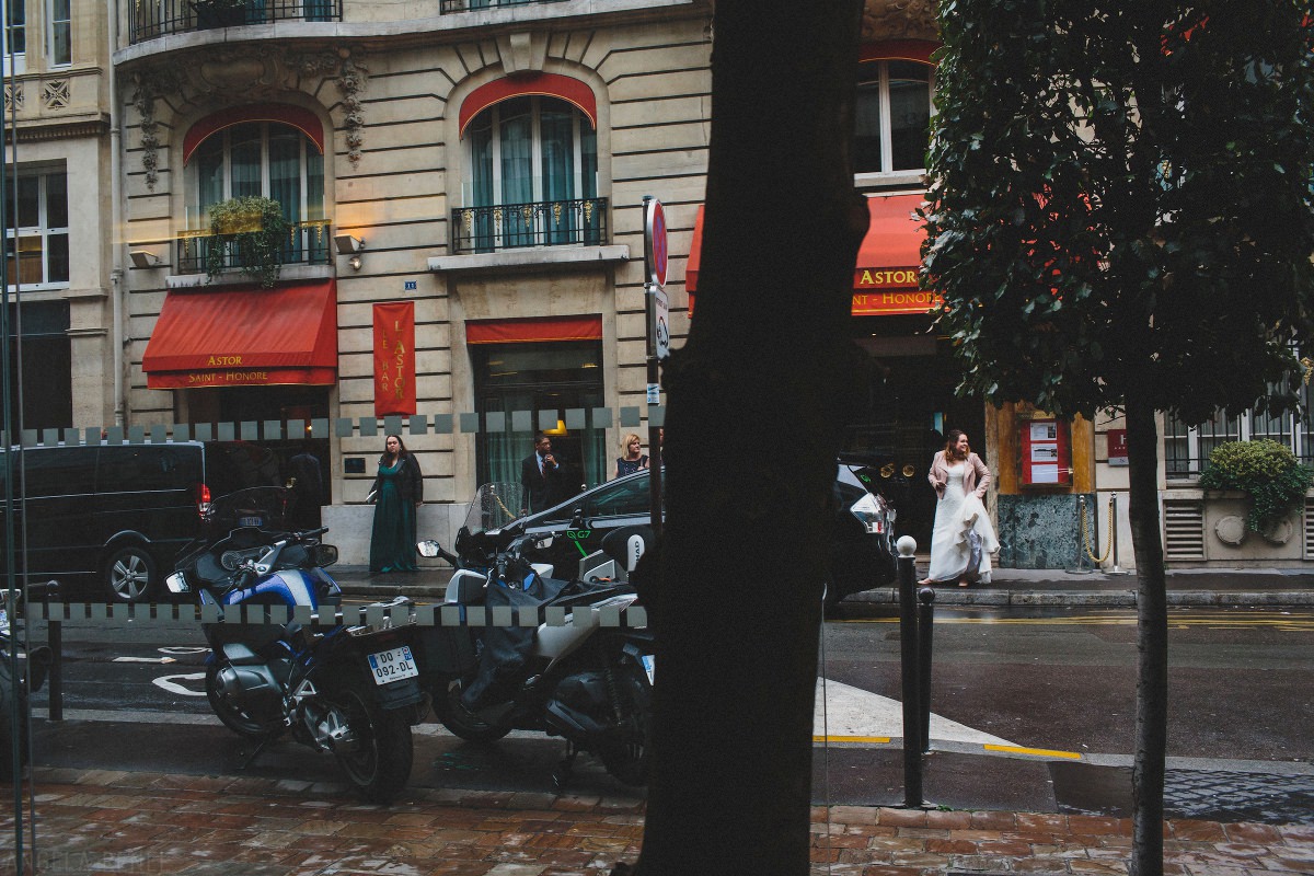 bride-in-rain-paris-wedding