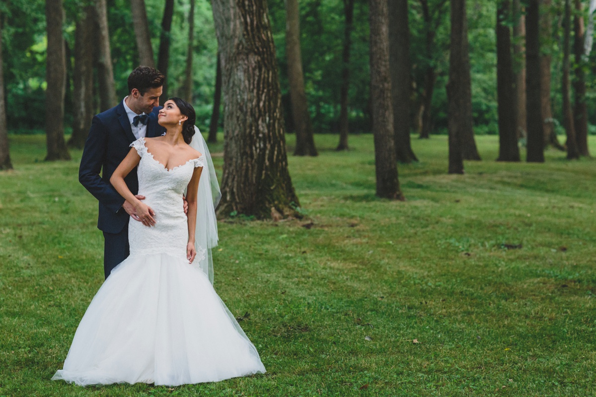 bride-groom-natural-setting