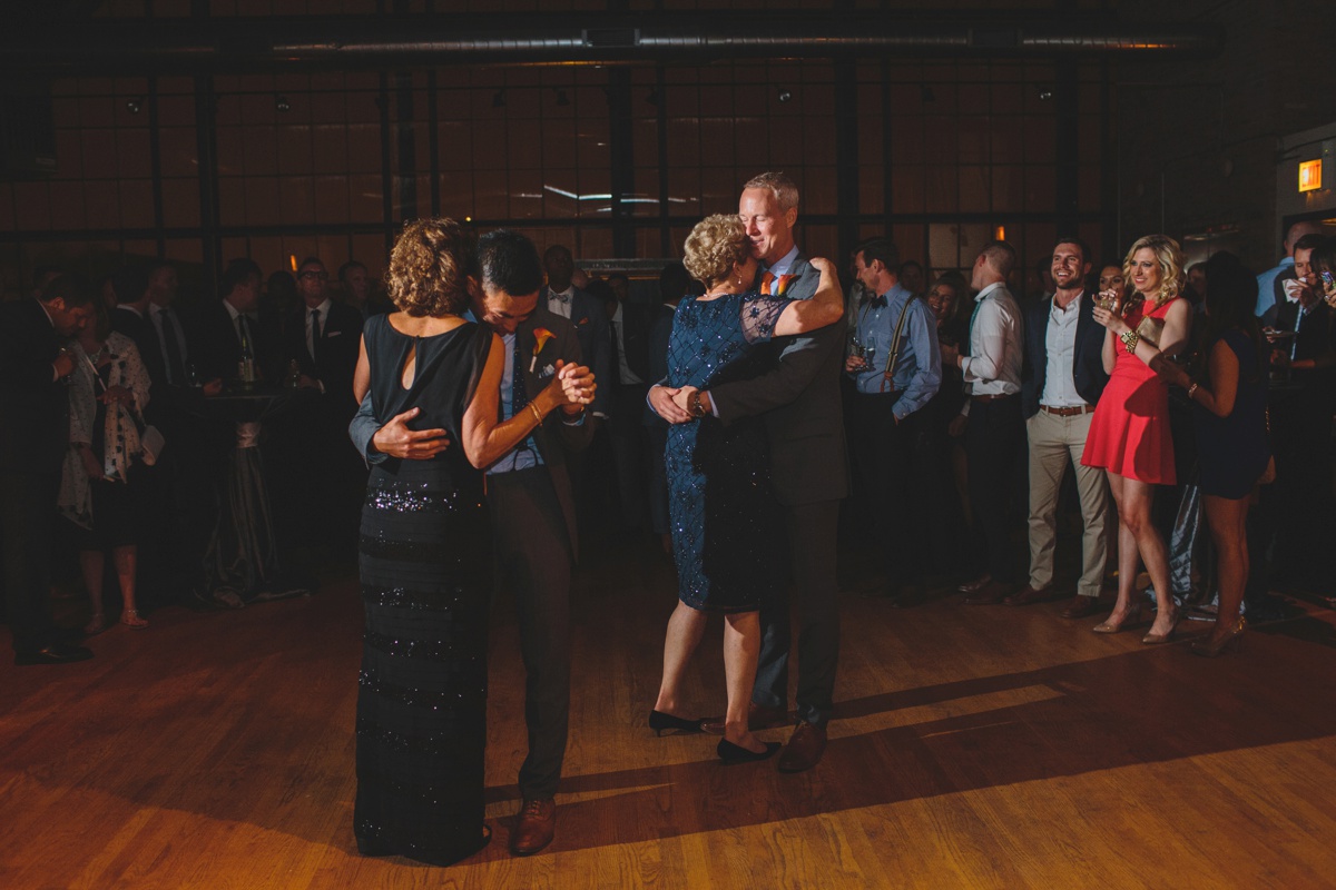 grooms-dance-with-moms