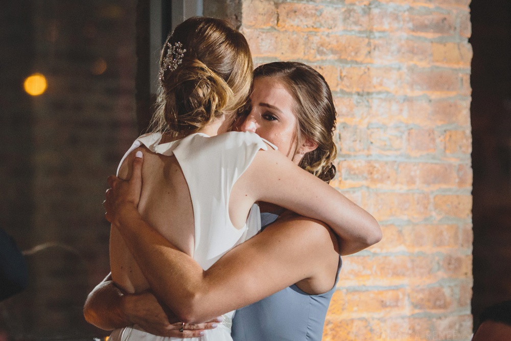 bride-hugging-maid-of-honor